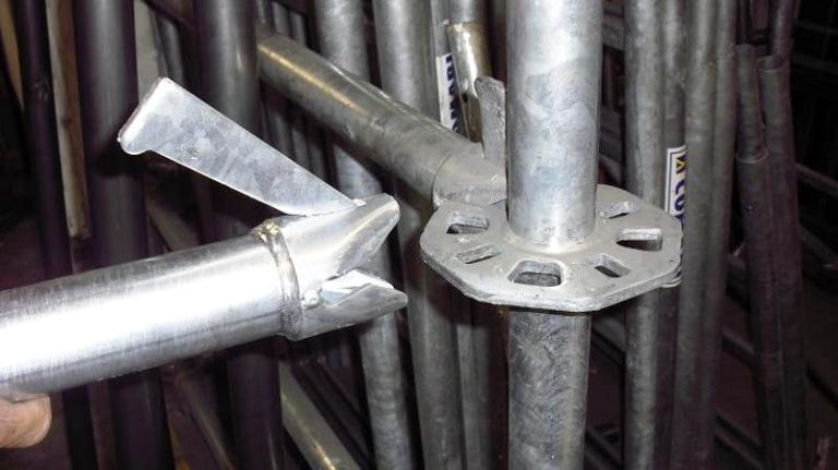 Detalle del montaje del andamio multidireccional