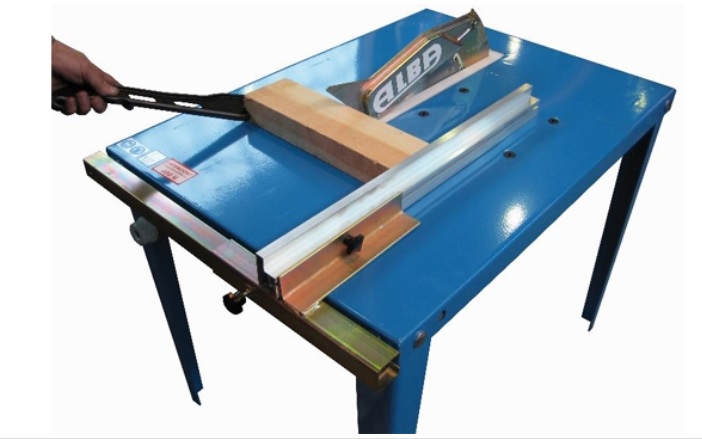Wood cutting table