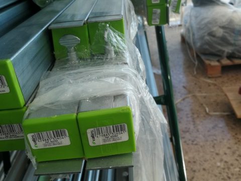 Extendable screed rail with flange