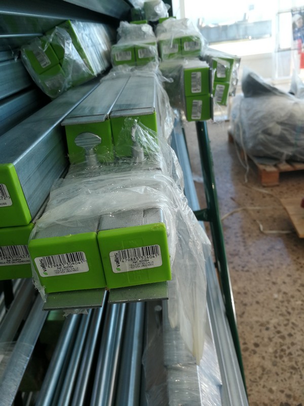 Extendable screed rail with flange